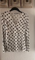 Guess Bluse mit Trompetenärmeln in weiß mit schwarzen Punkten Nordrhein-Westfalen - Lüdenscheid Vorschau