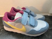 Nike Sneaker Turnschuhe Sportschuhe Kinder Gr. 35 Hessen - Sinntal Vorschau