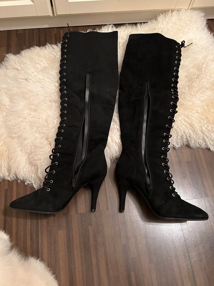 Sexy schwarze Overknee Stiefel High Heel mit Schnürung in Peine