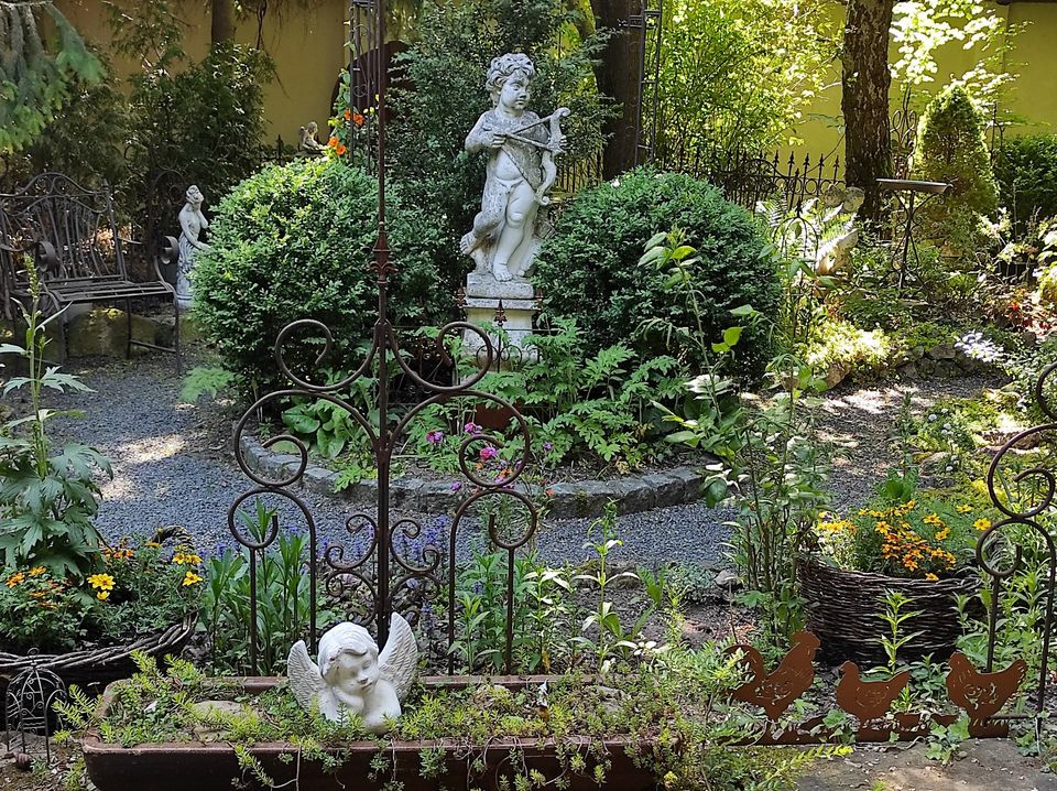 Schöne Gartendekoration, antik und neu, Gartenmöbel, Töpfe, Wanne in Itzgrund