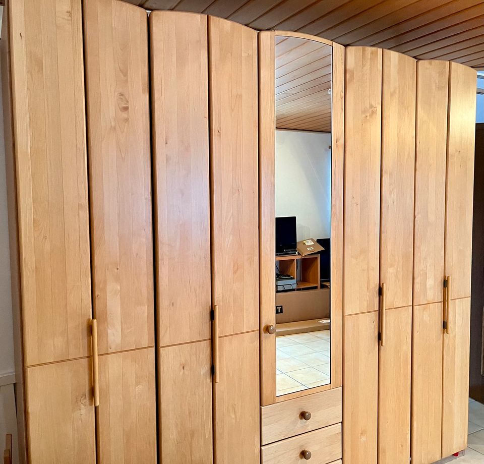 Massiver Holz-Kleiderschrank in Wallhalben