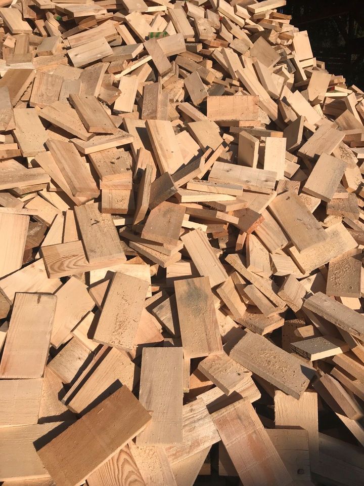 Brennholz aus Brett- und Kantholzabschnitten in Dellfeld