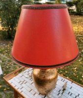 Vintage Retro Lampe mit rotem Schirm und Golddekor Shabby Niedersachsen - Wolfsburg Vorschau