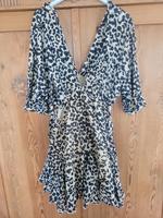 Asos Kleid 40 mit weitem Rock Leo-Look, Defekt! Sachsen - Arnsdorf Vorschau