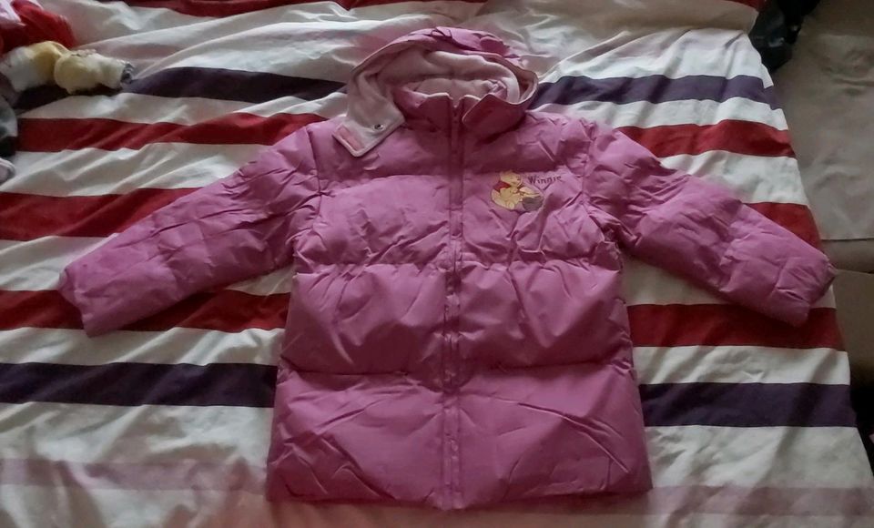 Winterjacke Winnie Pooh Gr. 116 + Kuschel Winnie Pooh gratis in Aschersleben