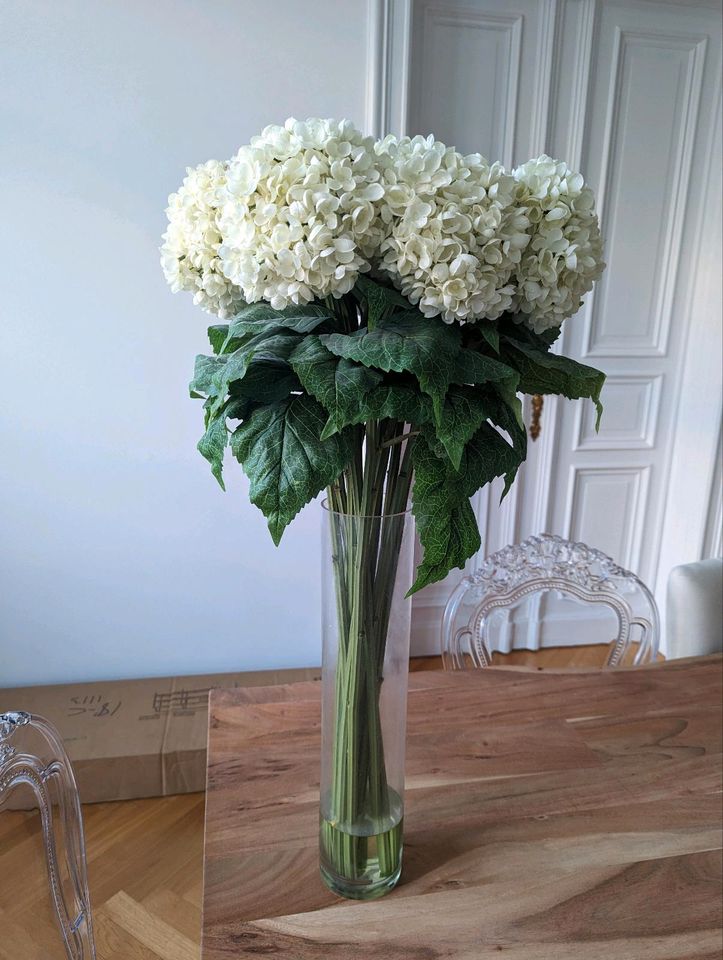 Wunderschöne künstliche weiße Blumen in einer hohen Vase in Berlin