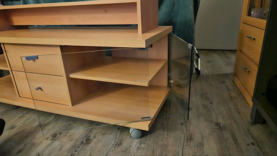 TV-Schrank mit beweglichen Brücke in Geesthacht