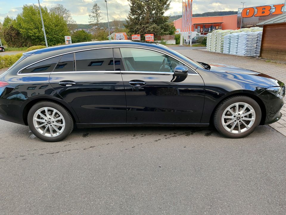 Mercedes CLA 180 SB mit AHK in Nachtschwarz in Tauberbischofsheim