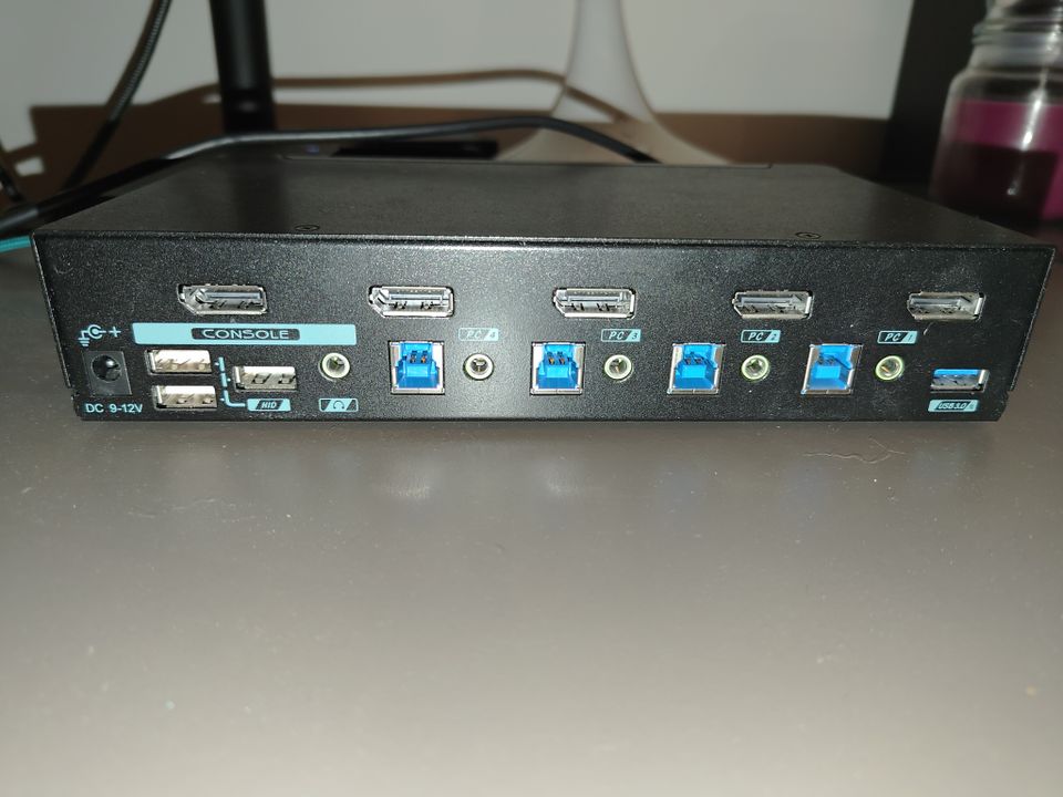 Level1Tech DisplayPort1.4 KVM (4 Hosts, 1 Monitor, DP1.4) in Nürnberg (Mittelfr)