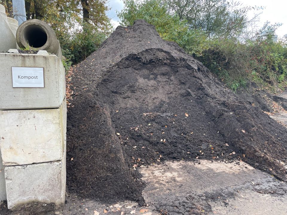 Frische Komposterde Kompost Blumenerde Gartenerde Dünger Erde in Schloß Holte-Stukenbrock