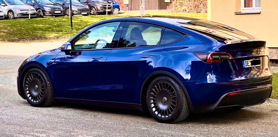 Tesla Model Y LR, USS, AHK, blau/weiß, Dämmung Pro, KW V3, uvm. in Dessau-Roßlau