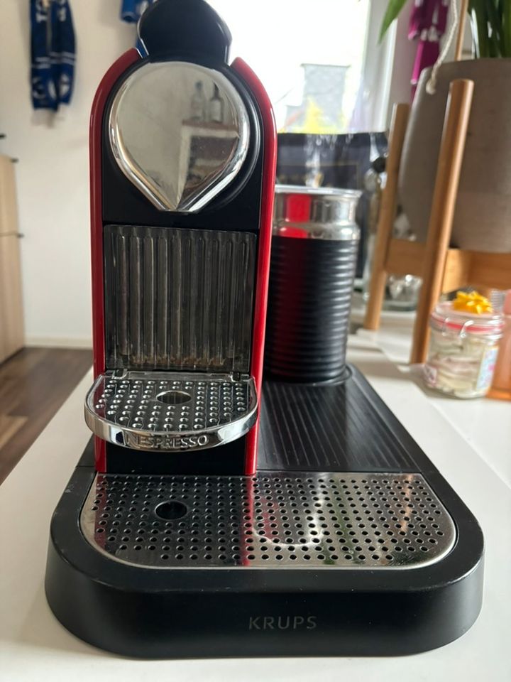 Nespresso Orginial Kaffeemaschine mit Milchaufschäumer in Gladbeck