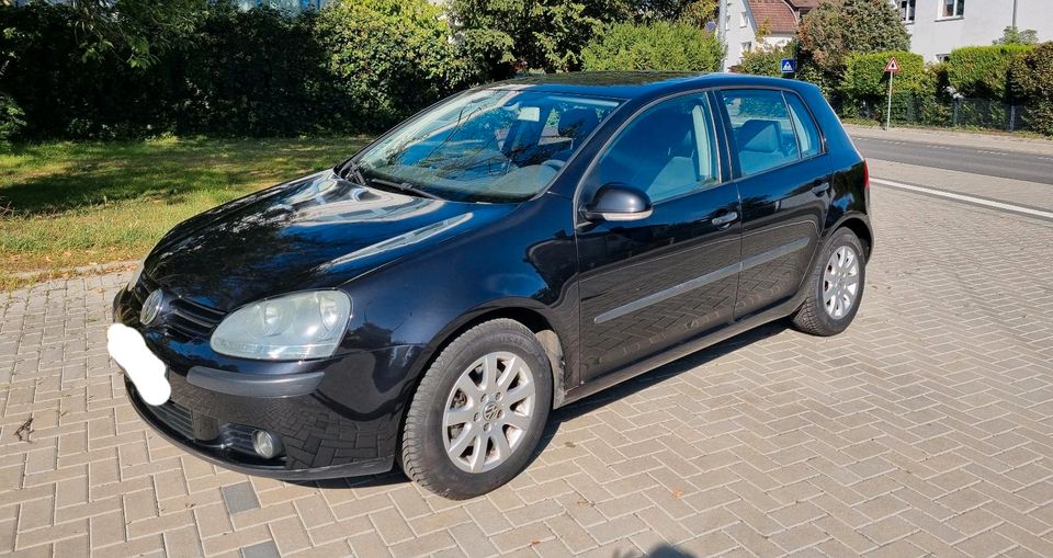 ***Volkswagen Golf 5 Bj 2004 VW schwarz 1.6 FSI** in Dreieich