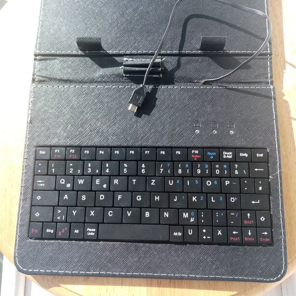 Tablet Tastatur NEU mit Standfuß und Schließe in Bad Kötzting