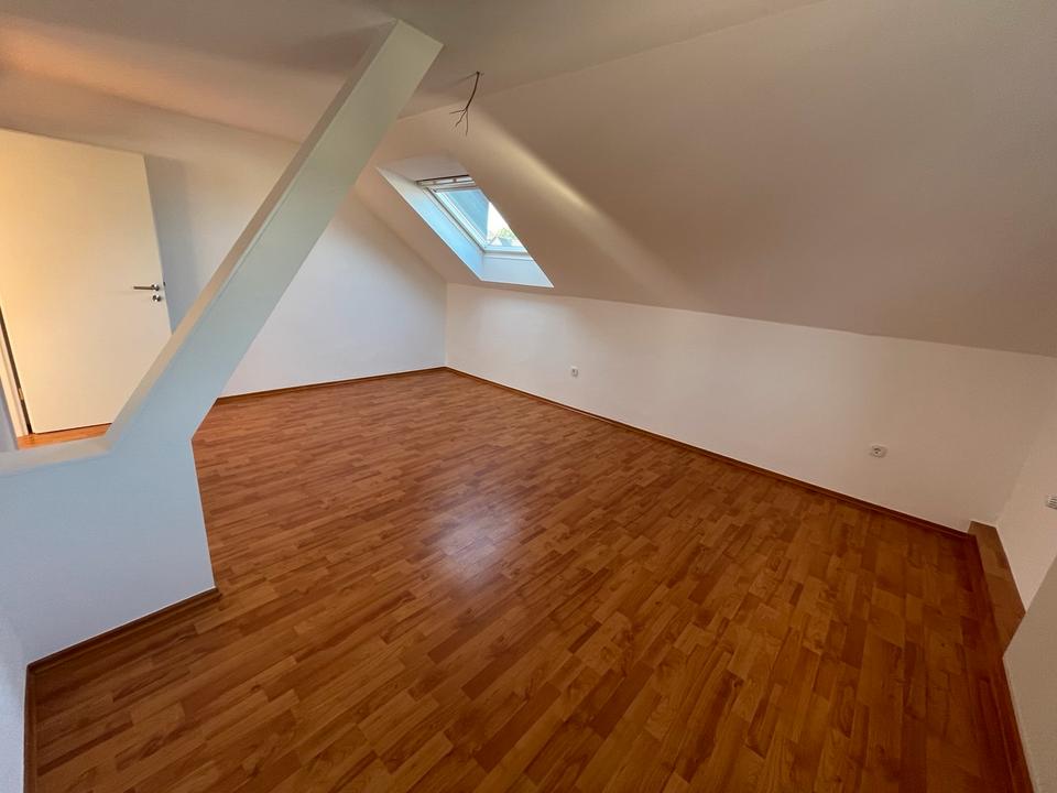 Schöne moderne gut geschnittene Dachgeschoss Wohnung mit EBK in Marl