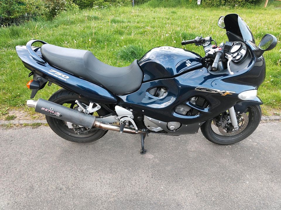 Suzuki GSX750F in Daun