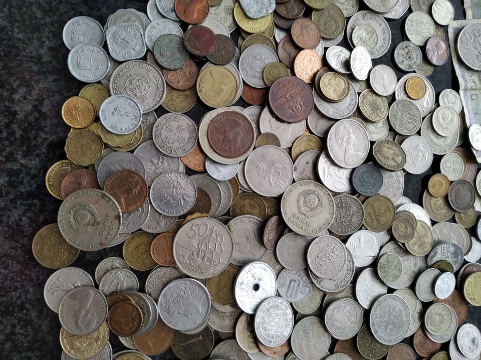 Viele Münzen und Geldscheine in einem Kästchen in Celle