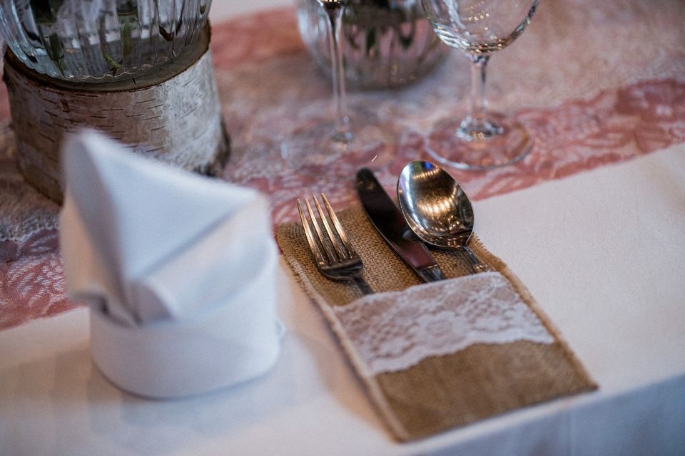 Tischdecken Tischrock Buffet Deko Stehtische- Hussen Hochzeit in Gudensberg