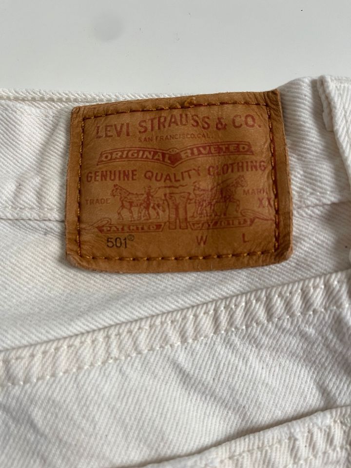 Original Levi‘s 501 Crop Jeans Cream W30 L28 in Hamburg