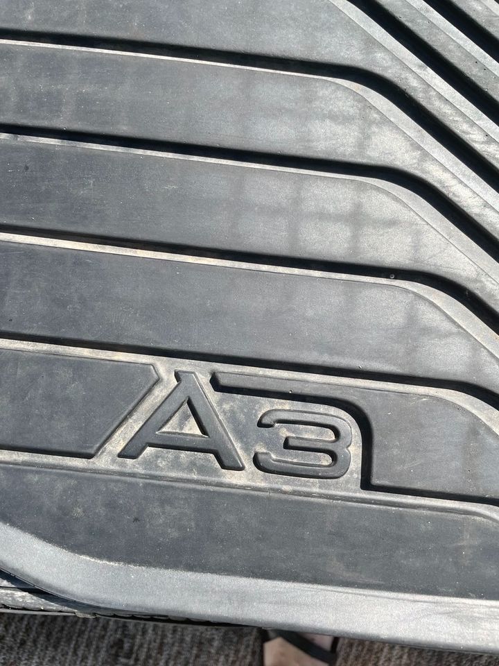 Satz Audi A3 Gummifussmatten schwarz unbenutzt in Hamburg