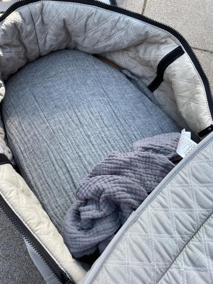 Joolz Geo 3 Kinderwagen hellgrau schwarz mit viel Zubehör in Würselen