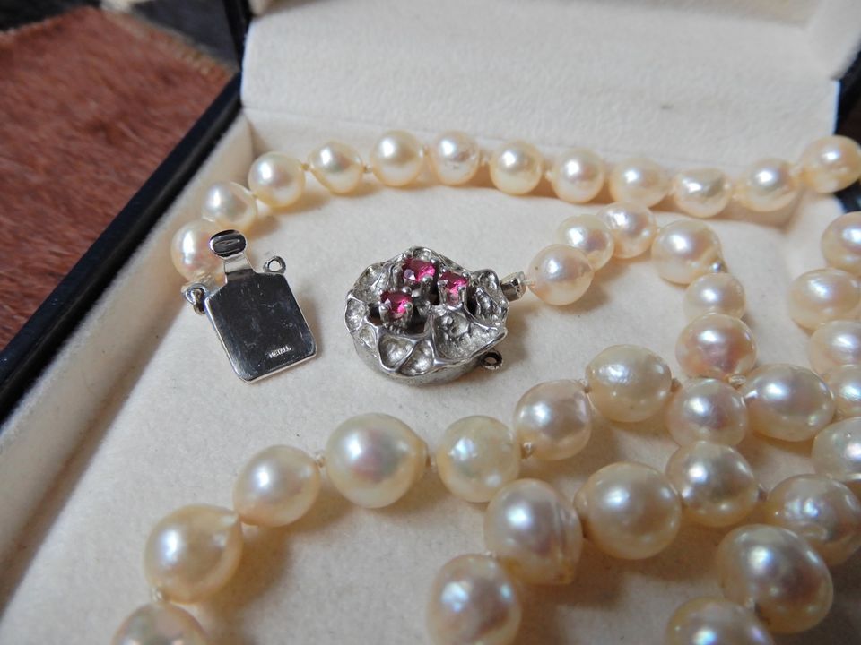 Echte halbbarocke Perlenkette mit Silber Verschluss und Rubinen in Blaustein