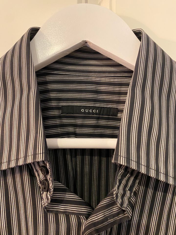 Gucci Hemd Herren schwarz mit weißen Streifen Gr. XL, Kragenweite in Meerbusch
