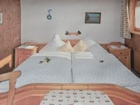 Schlafzimmer Bett aus Massivholz, 2 Nachtschränkchen, Lattenrost Bayern - Oberstdorf Vorschau