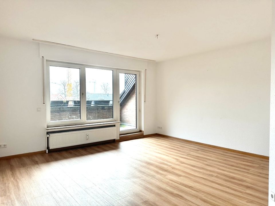 NEU: Dachgeschosswohnung mit uneinsehbarem Balkon: 3 Zimmer, Küche, Vollbad uvm.! in Lingen (Ems)