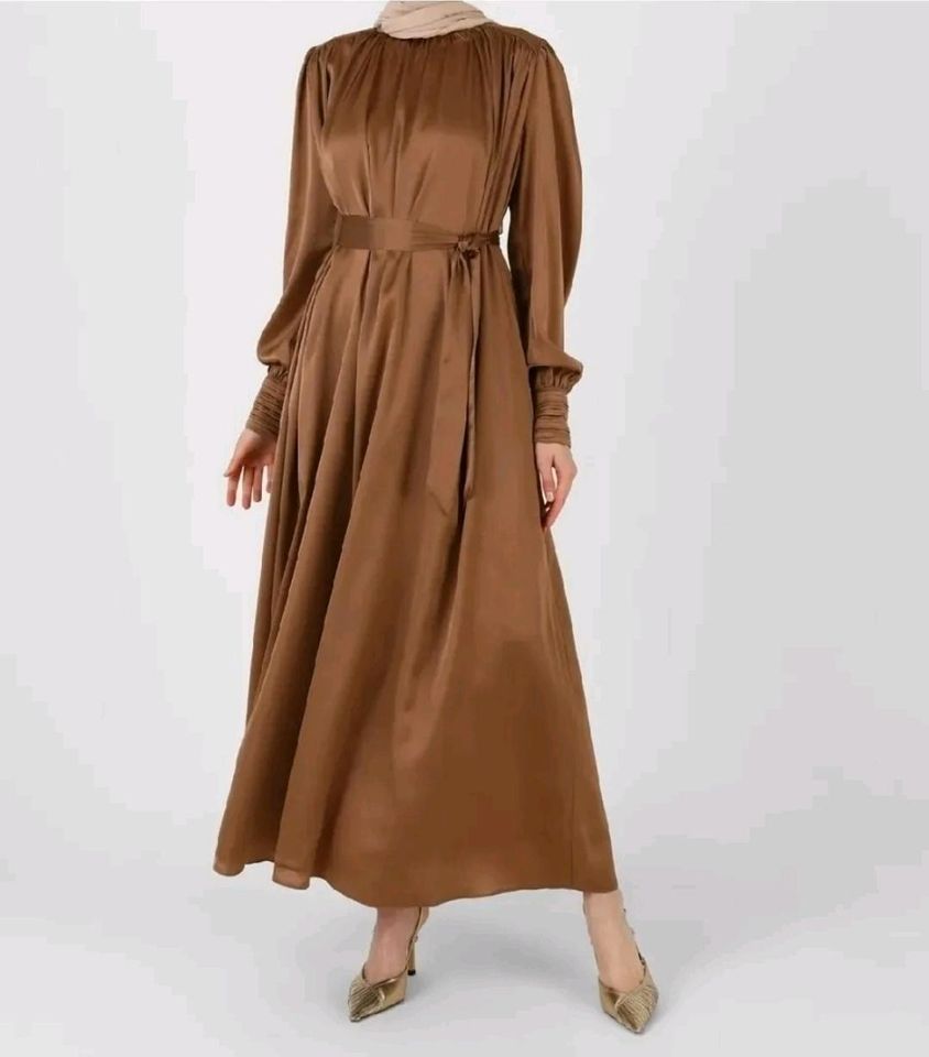 Damen Kleid Elegant Anlass Langarm Bodenlang Neu mit Etikett 42 in Berlin