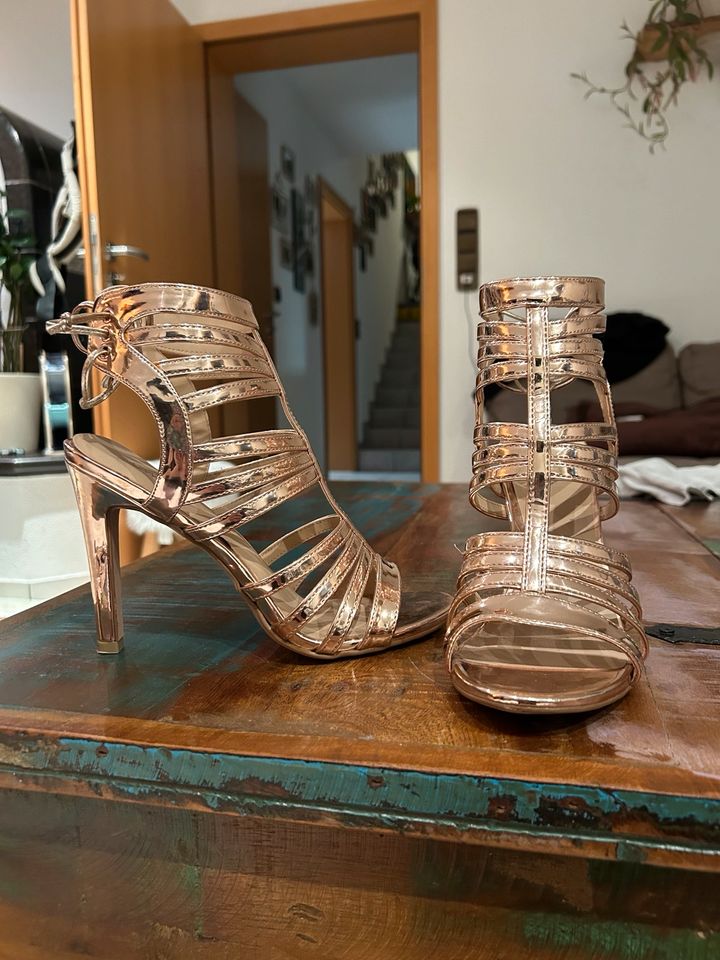 2 Paar high heels Silber Gold-rosé Sandalen 39 in Schramberg