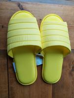 Neu Schlappen gelb Gr. 41/42 Sandalen Nordrhein-Westfalen - Krefeld Vorschau
