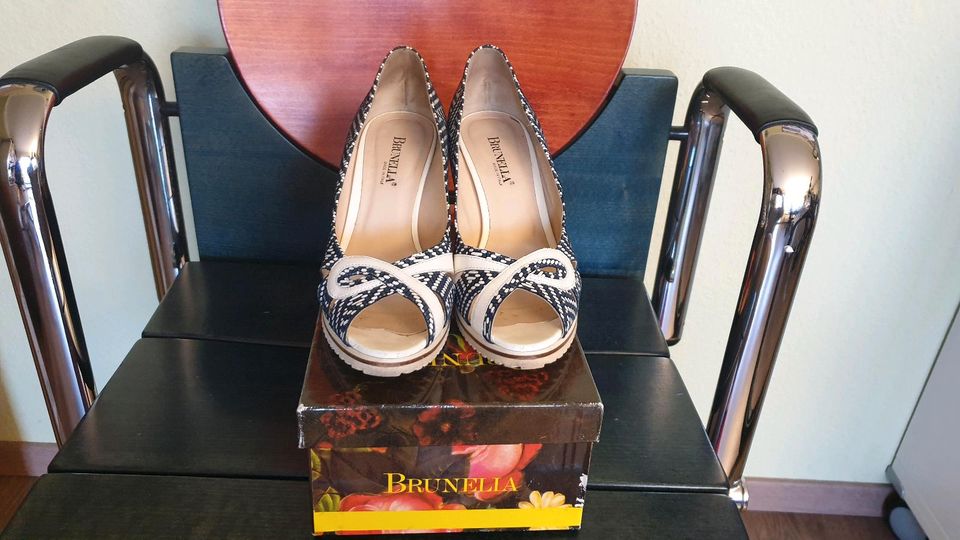 Super chick! Peptoe Pumps Blau Weiß von Brunella in Wünschendorf