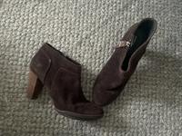 Neu Tommy Hilfiger Pumps Stiefeletten Stiefel Wildleder braun 40 Hessen - Limburg Vorschau