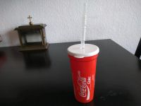 Plastikbecher mit Coca-Cola-Strohhalm Nordrhein-Westfalen - Krefeld Vorschau