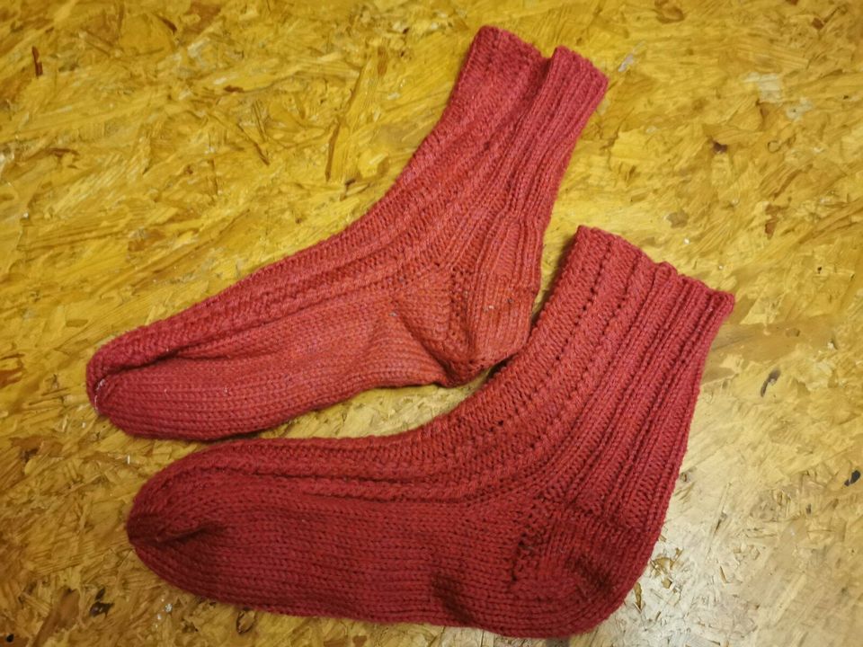 Handmade Kindersocken Stricksocken weinrot Fusslänge ca. 20cm in Bad Laasphe