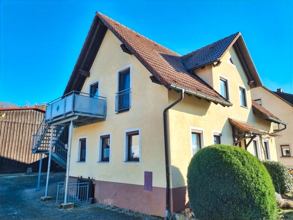 Steigerwaldidylle... gemütliches, sehr gepflegtes 1-2 Fam.-Wohnhaus mit Nebengebäude, Garagen und großem Garten, Grd. 1.514m² in Rauhenebrach