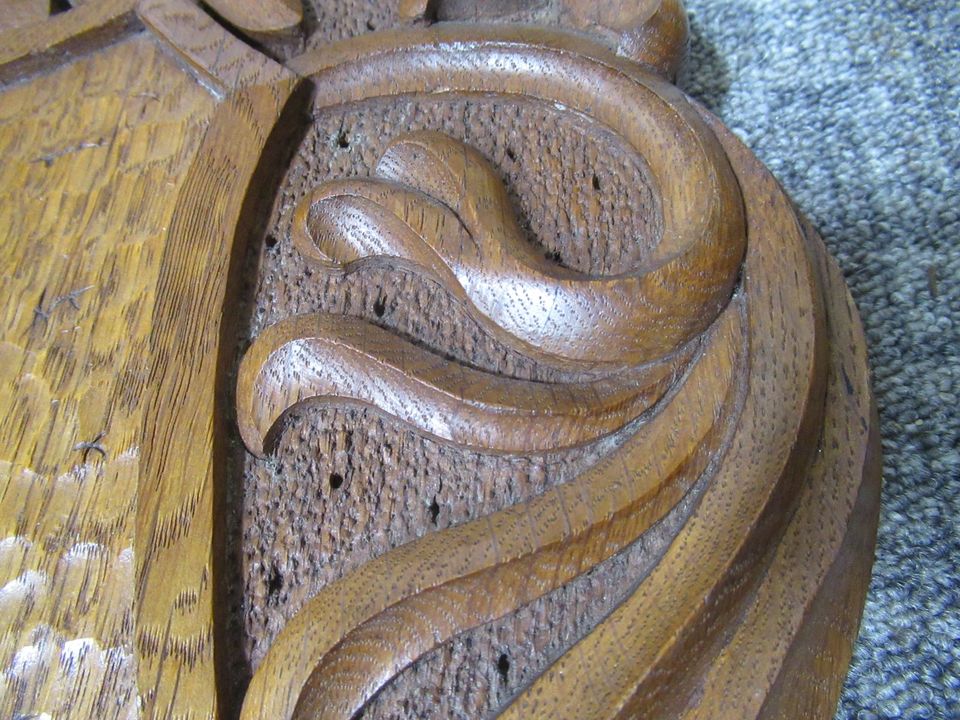 Wappen Holz geschnitzt Pferd und Reiter in Tellingstedt