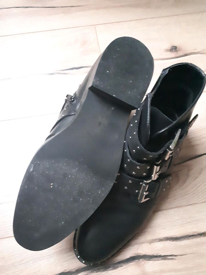 Schöne schwarze Stiefelette mit Schnallen, ASOS, Gr. 39 in Isen