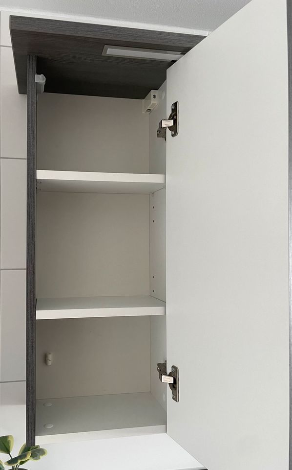 Spiegelschrank, 3 Türen / 72x115x20 cm / UVP 230€ in Benningen