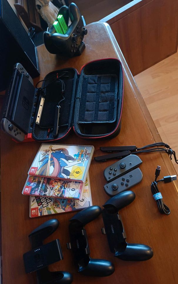 Nintendo Switch 2020 3 Spiele 4 Controller Tasche Ladestation Mar in Essen