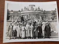 Foto v. 1935 Gruppe Touristen vor Schloss Sanssouci - tolle Mode Niedersachsen - Schüttorf Vorschau