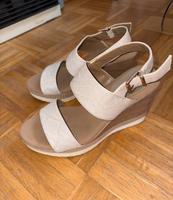 Sandale Heels mit Keilabsatz beige/ weiß Niedersachsen - Hameln Vorschau