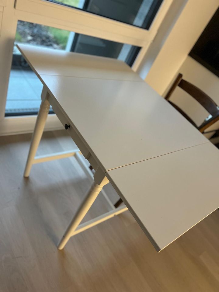 Weißer Ikea Tisch in Usingen