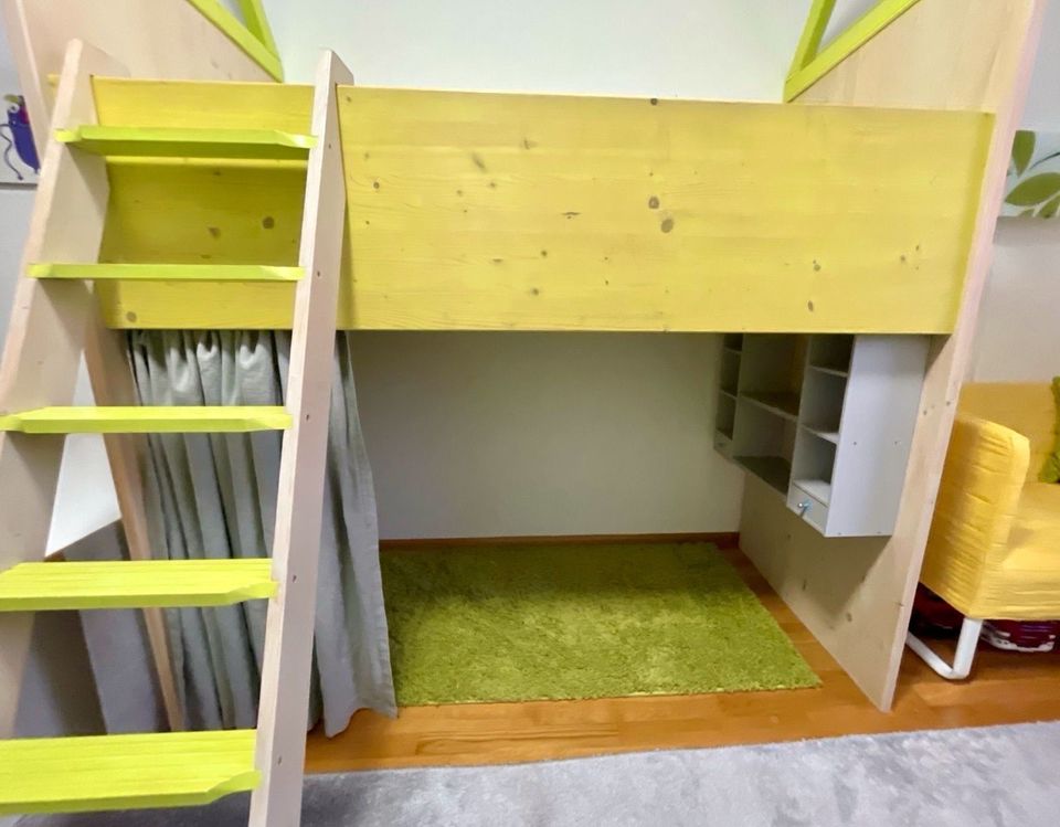 Massivholz Kinderhochbett Hausbett Hochbett + Vorhang 80x160 grün in Freiburg im Breisgau