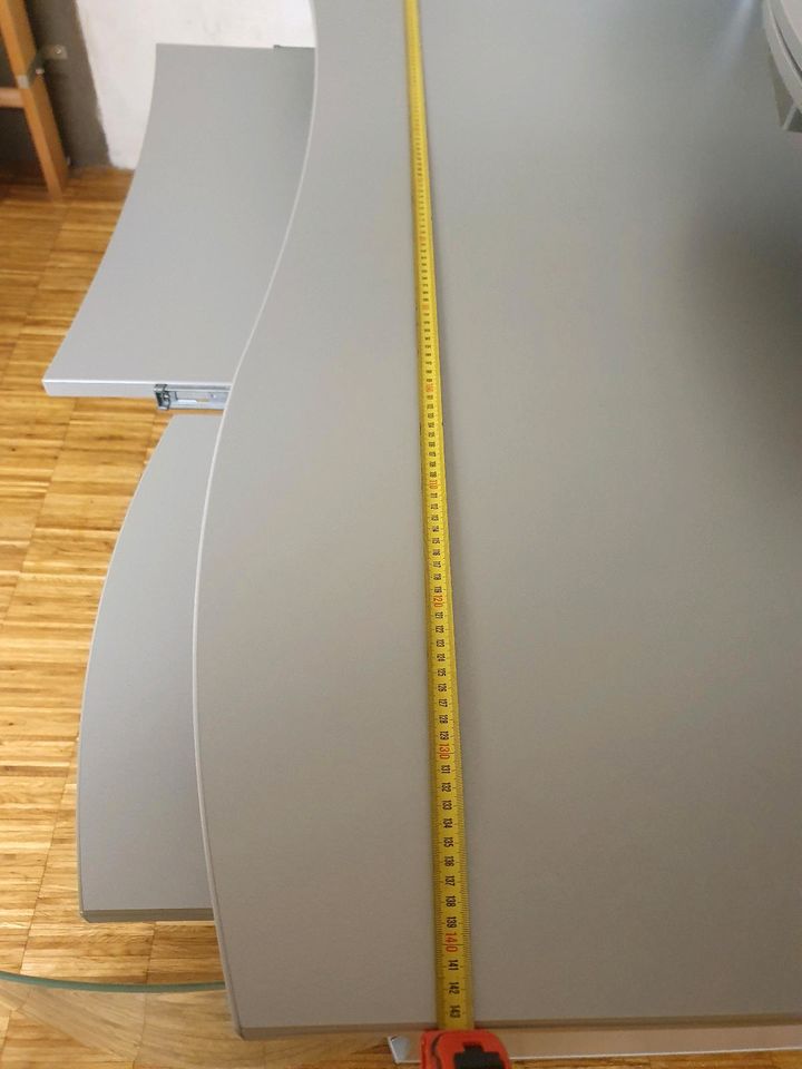Schreibtisch, hochwertig, stabil, silber-grau 140cm in Sindelfingen