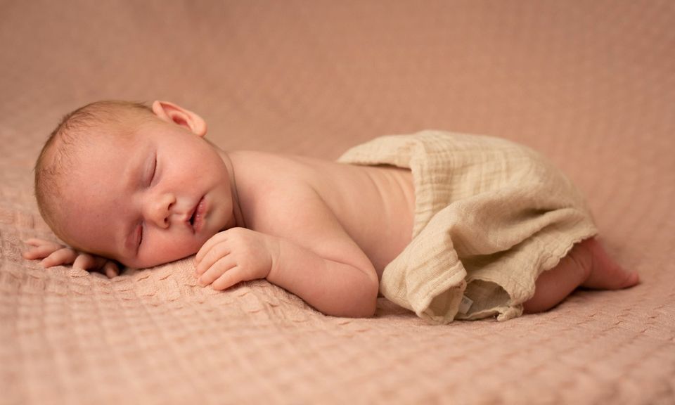 Newborn Fotoshooting  Fotos Fotograf Baby Neugeborene Babybauch in Mittelangeln