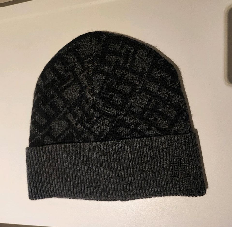 Neue Tommy Hilfiger Beanie Mütze Allover-Monogram-Strick in Ganderkesee