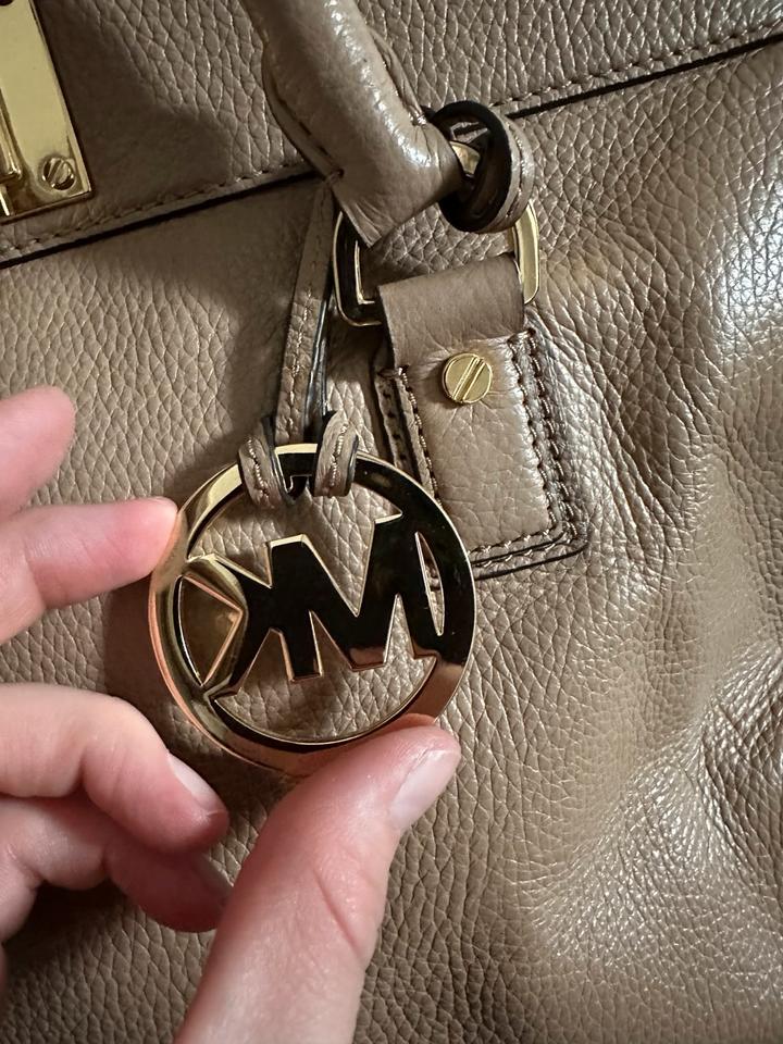 Michael Kors / Handtasche / Lederhandtasche / Beige Gold in Körle