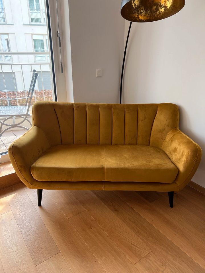 Samt Couch in Senfgelb 160cm (Bei Interesse bitte zeitnah melden) in Kriftel